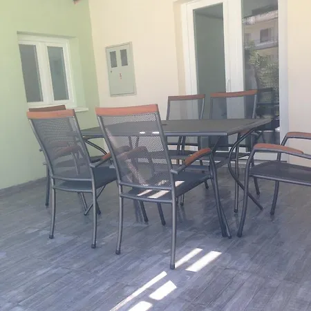Chill Out Πανσιόν Τρογκίρ