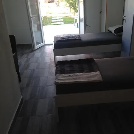 Chill Out Πανσιόν Τρογκίρ